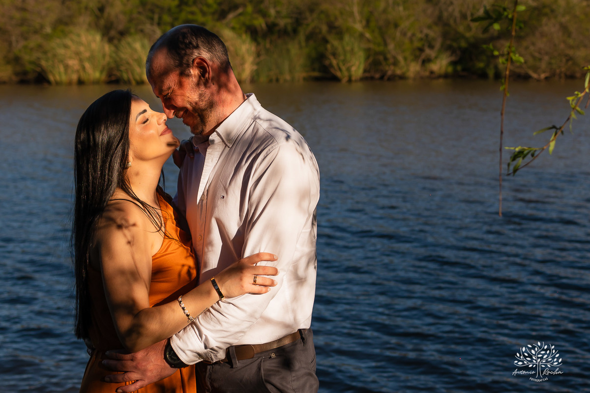 ensaio pré wedding - fotografia de casal - pré casamento Pelotas - Charqueada Santa Rita - Pousada Santa Rita - fotos românticas - pôr do sol - fotógrafo Antonio Rocha - ensaio Maria e Rodrigo - casal do Uruguay - amor - Pelotas RS - fotógrafo casamento