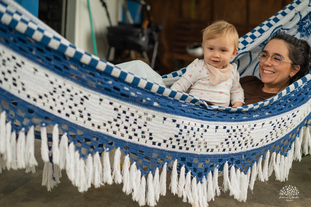 fotografia infantil - primeiro aninho - aniversario intimista - familia - conexao - natureza - pes descalcos - infancia - fotografia documental - aniversario ao ar livre - fogueira em familia - fotografia de familia - celebração simples - cabana - balanço