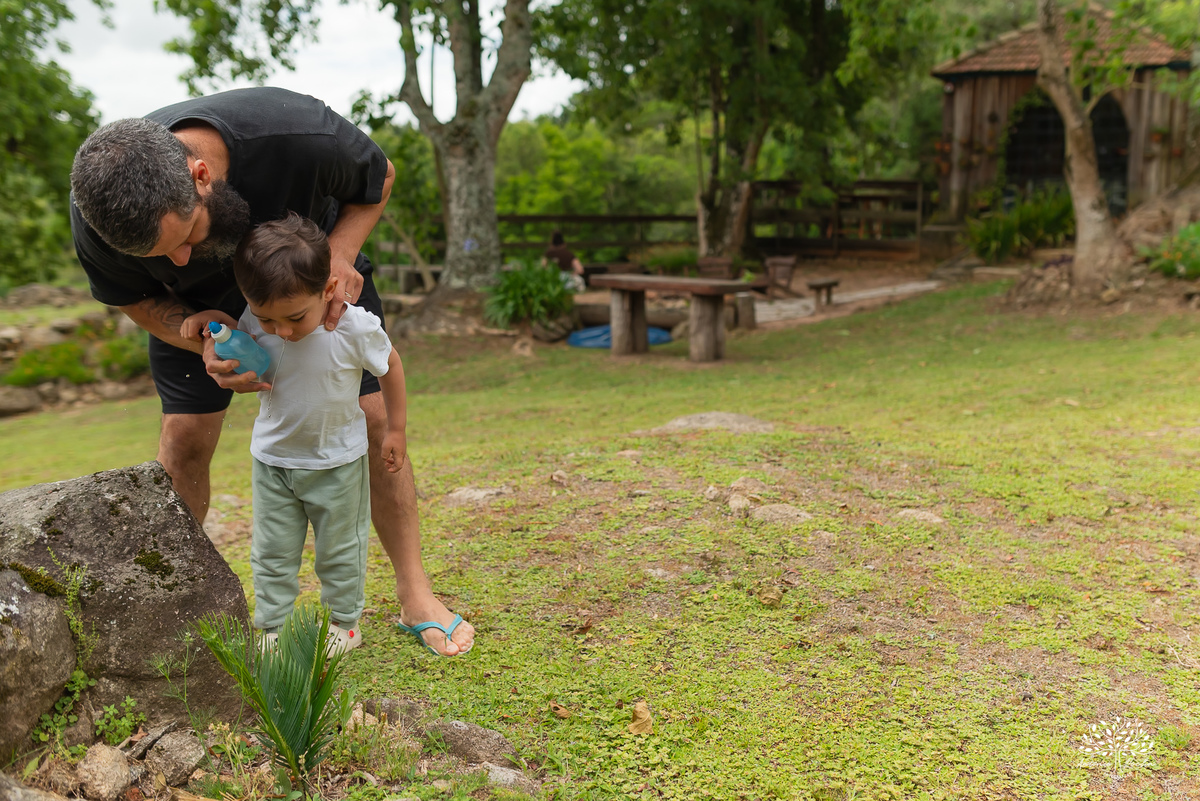 fotografia infantil - primeiro aninho - aniversario intimista - familia - conexao - natureza - pes descalcos - infancia - fotografia documental - aniversario ao ar livre - fogueira em familia - fotografia de familia - celebração simples - cabana - balanço