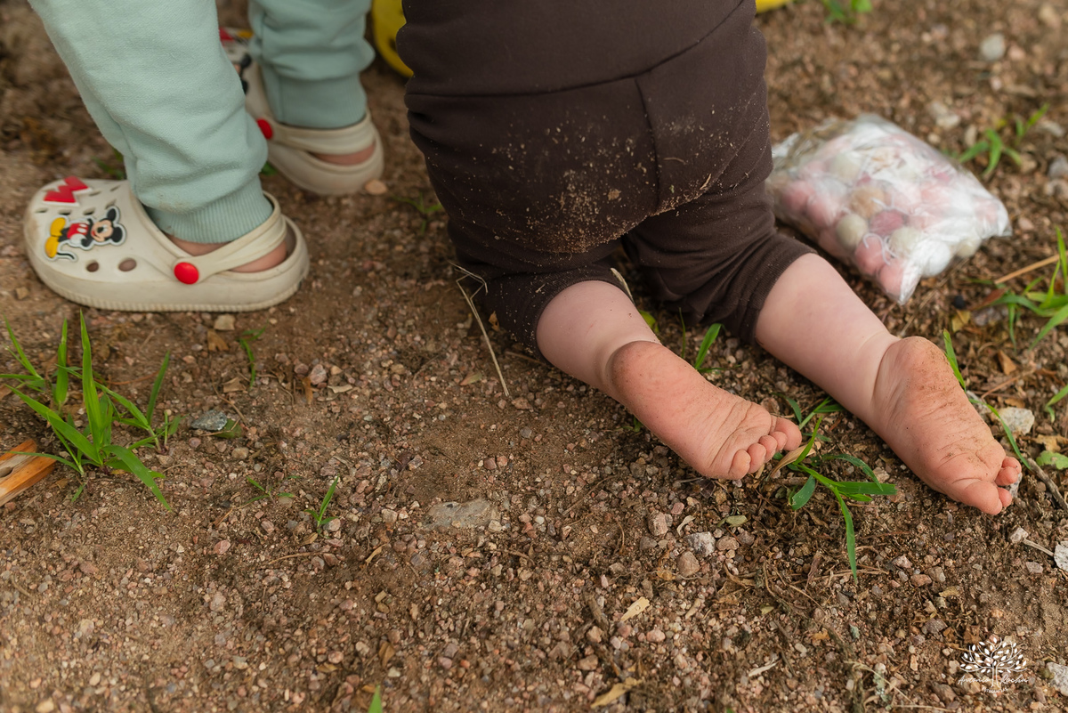 fotografia infantil - primeiro aninho - aniversario intimista - familia - conexao - natureza - pes descalcos - infancia - fotografia documental - aniversario ao ar livre - fogueira em familia - fotografia de familia - celebração simples - cabana - balanço