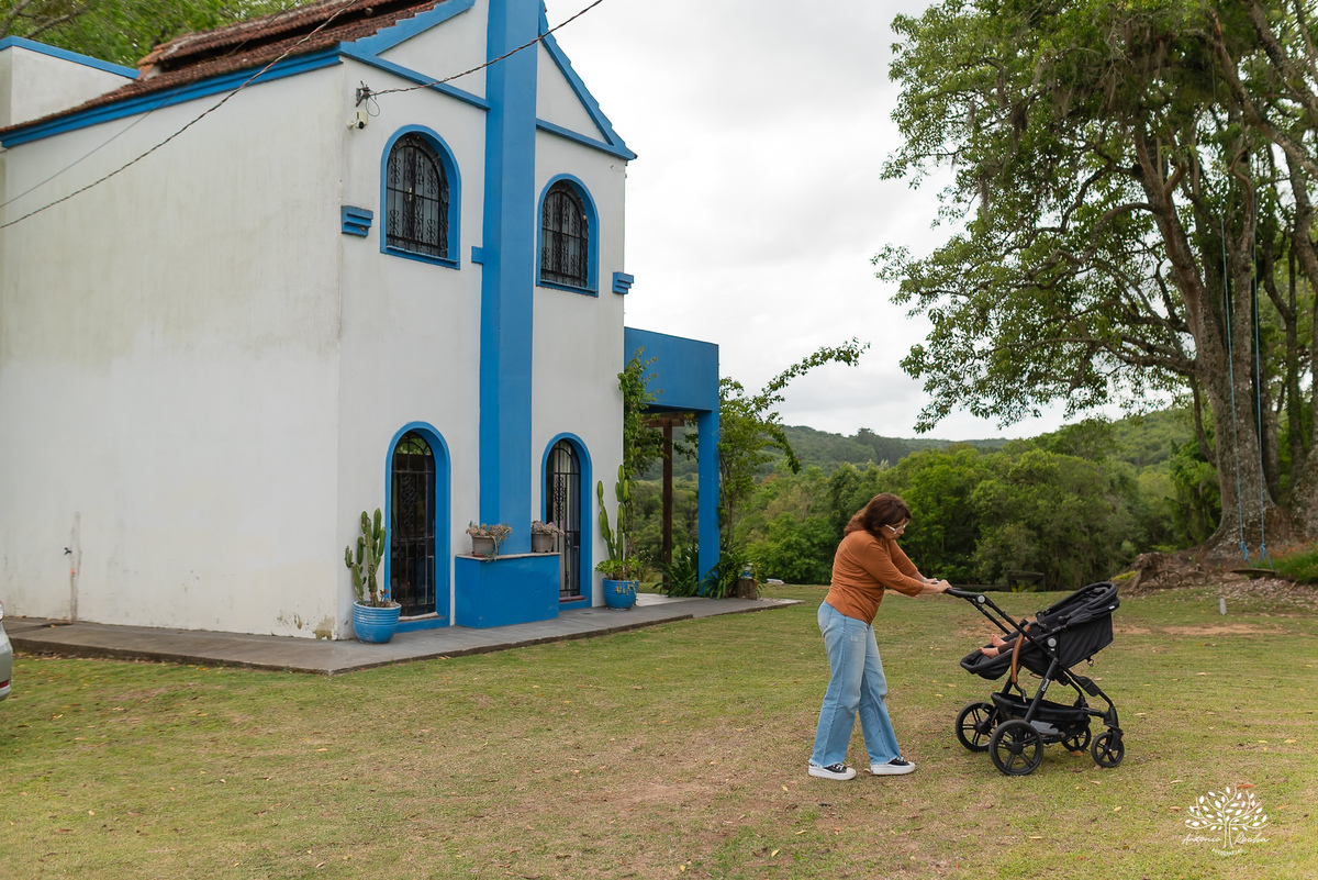 fotografia infantil - primeiro aninho - aniversario intimista - familia - conexao - natureza - pes descalcos - infancia - fotografia documental - aniversario ao ar livre - fogueira em familia - fotografia de familia - celebração simples - cabana - balanço