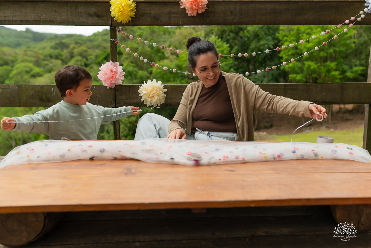 fotografia infantil - primeiro aninho - aniversario intimista - familia - conexao - natureza - pes descalcos - infancia - fotografia documental - aniversario ao ar livre - fogueira em familia - fotografia de familia - celebração simples - cabana - balanço