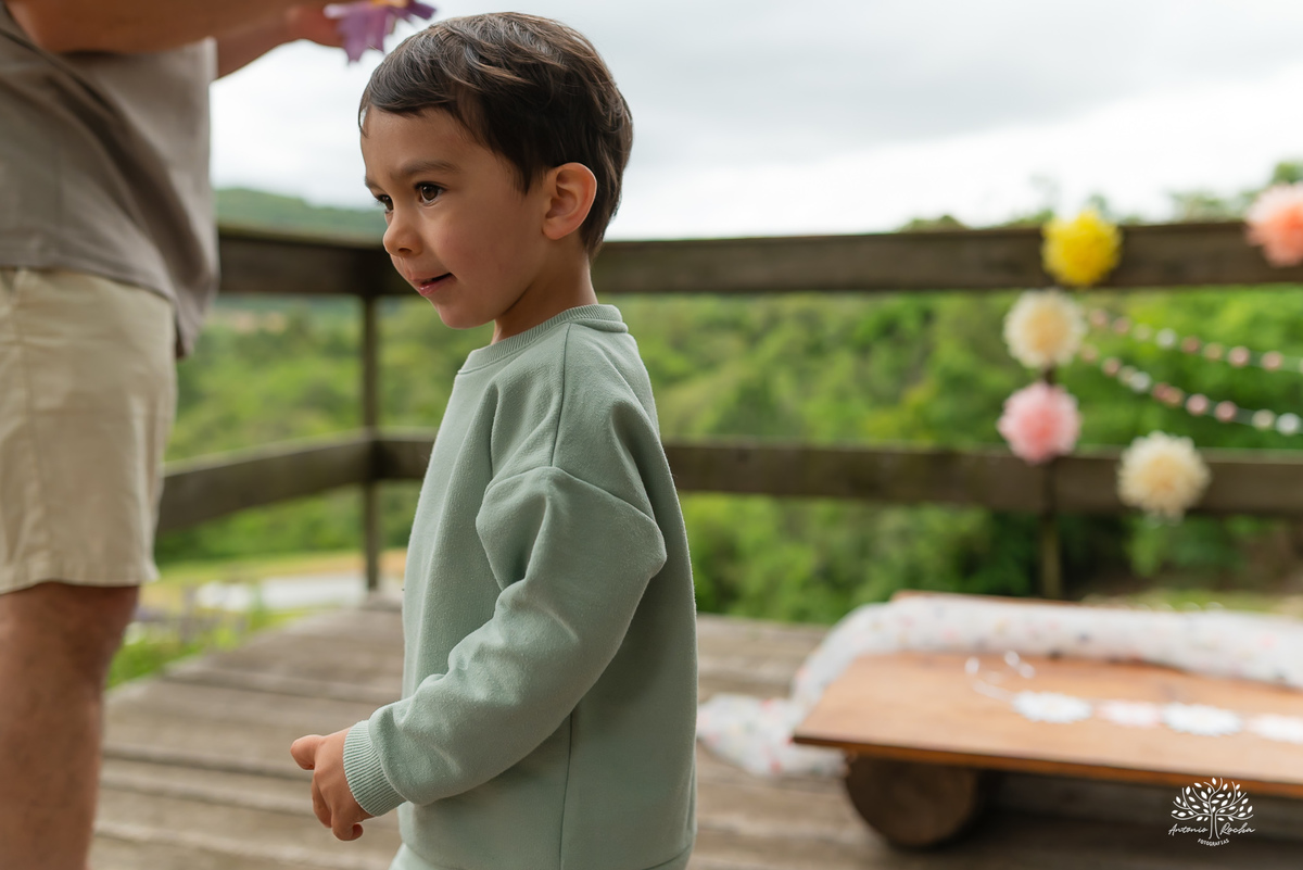 fotografia infantil - primeiro aninho - aniversario intimista - familia - conexao - natureza - pes descalcos - infancia - fotografia documental - aniversario ao ar livre - fogueira em familia - fotografia de familia - celebração simples - cabana - balanço