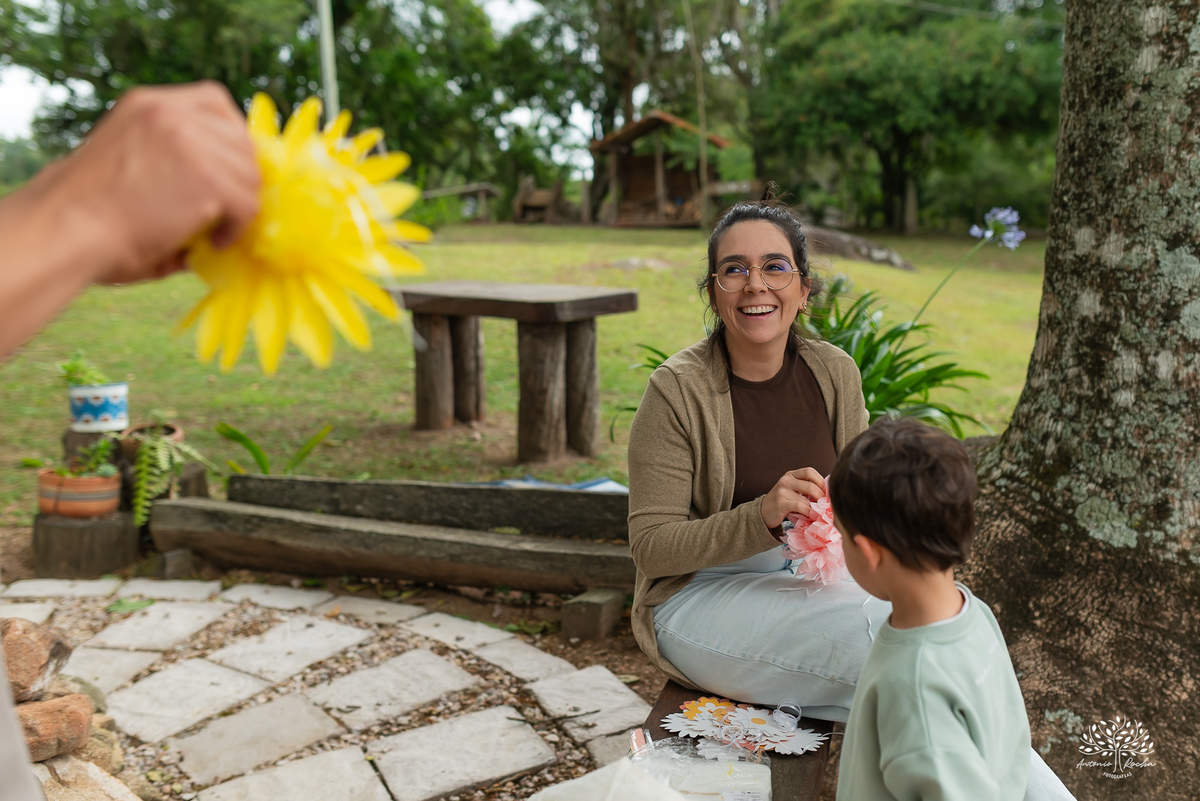 fotografia infantil - primeiro aninho - aniversario intimista - familia - conexao - natureza - pes descalcos - infancia - fotografia documental - aniversario ao ar livre - fogueira em familia - fotografia de familia - celebração simples - cabana - balanço