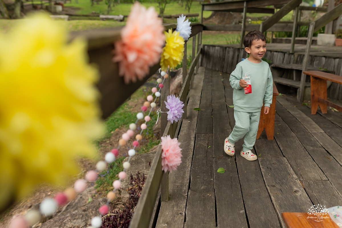 fotografia infantil - primeiro aninho - aniversario intimista - familia - conexao - natureza - pes descalcos - infancia - fotografia documental - aniversario ao ar livre - fogueira em familia - fotografia de familia - celebração simples - cabana - balanço