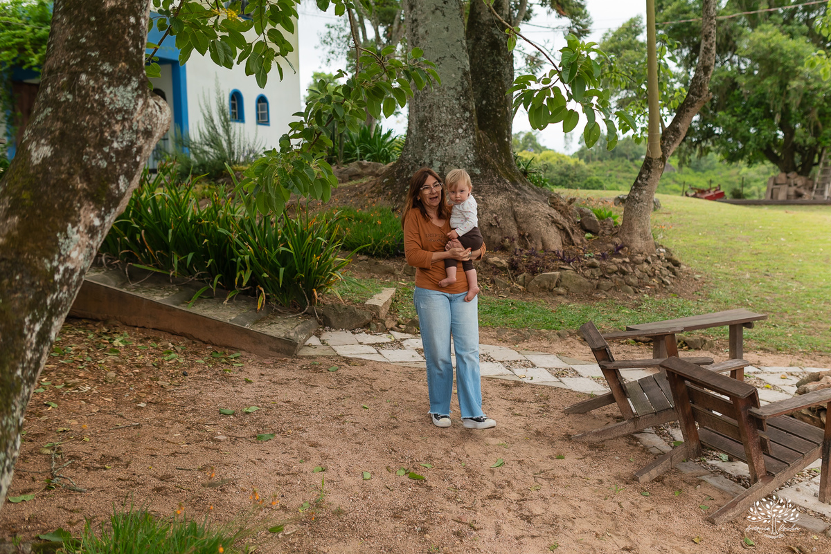 fotografia infantil - primeiro aninho - aniversario intimista - familia - conexao - natureza - pes descalcos - infancia - fotografia documental - aniversario ao ar livre - fogueira em familia - fotografia de familia - celebração simples - cabana - balanço