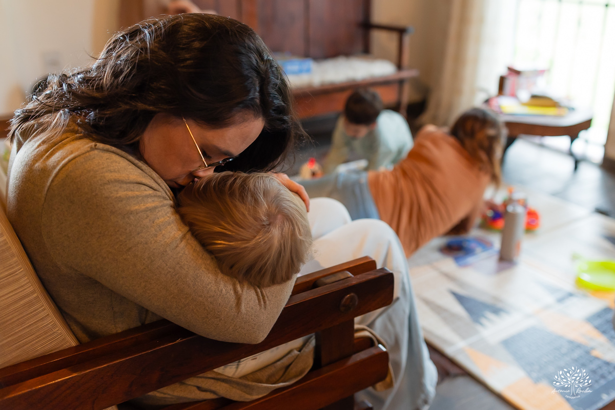 fotografia infantil - primeiro aninho - aniversario intimista - familia - conexao - natureza - pes descalcos - infancia - fotografia documental - aniversario ao ar livre - fogueira em familia - fotografia de familia - celebração simples - cabana - balanço
