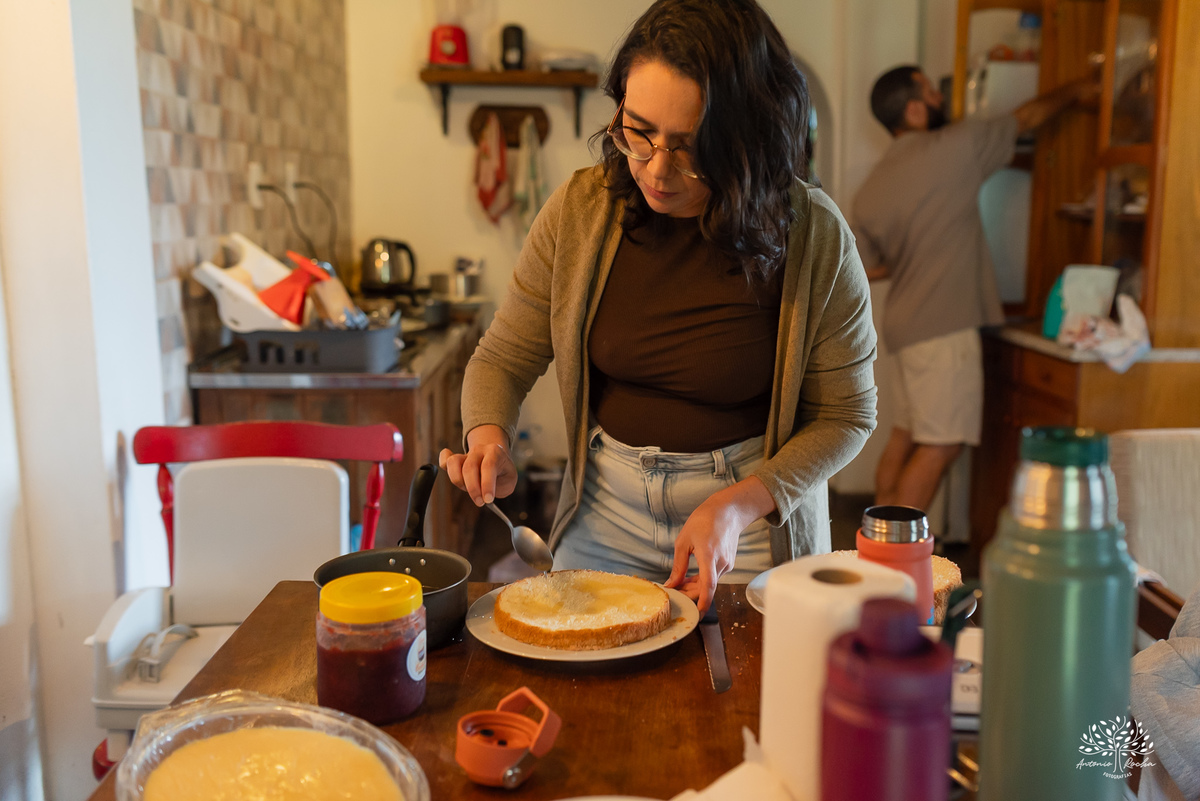fotografia infantil - primeiro aninho - aniversario intimista - familia - conexao - natureza - pes descalcos - infancia - fotografia documental - aniversario ao ar livre - fogueira em familia - fotografia de familia - celebração simples - cabana - balanço