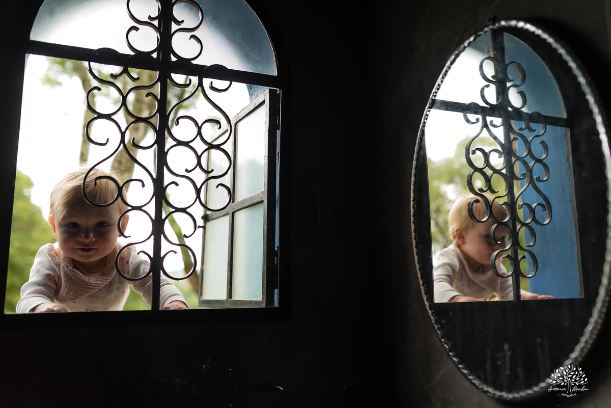 fotografia infantil - primeiro aninho - aniversario intimista - familia - conexao - natureza - pes descalcos - infancia - fotografia documental - aniversario ao ar livre - fogueira em familia - fotografia de familia - celebração simples - cabana - balanço