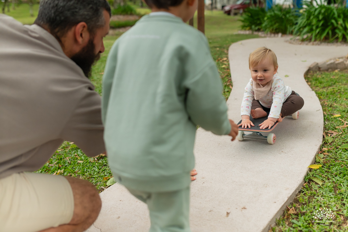 fotografia infantil - primeiro aninho - aniversario intimista - familia - conexao - natureza - pes descalcos - infancia - fotografia documental - aniversario ao ar livre - fogueira em familia - fotografia de familia - celebração simples - cabana - balanço