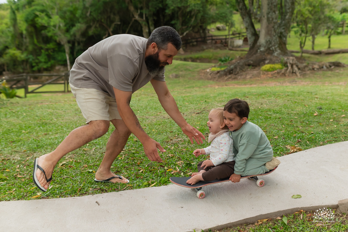 fotografia infantil - primeiro aninho - aniversario intimista - familia - conexao - natureza - pes descalcos - infancia - fotografia documental - aniversario ao ar livre - fogueira em familia - fotografia de familia - celebração simples - cabana - balanço