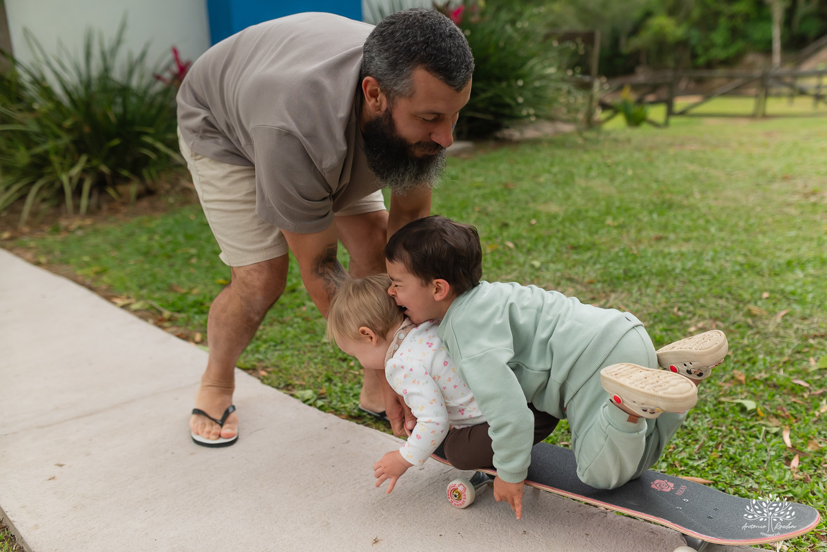 fotografia infantil - primeiro aninho - aniversario intimista - familia - conexao - natureza - pes descalcos - infancia - fotografia documental - aniversario ao ar livre - fogueira em familia - fotografia de familia - celebração simples - cabana - balanço