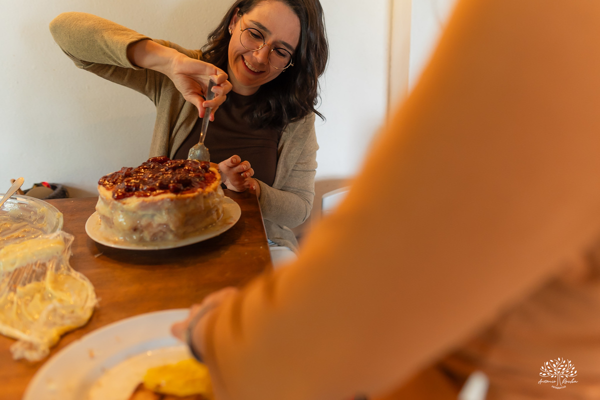 fotografia infantil - primeiro aninho - aniversario intimista - familia - conexao - natureza - pes descalcos - infancia - fotografia documental - aniversario ao ar livre - fogueira em familia - fotografia de familia - celebração simples - cabana - balanço