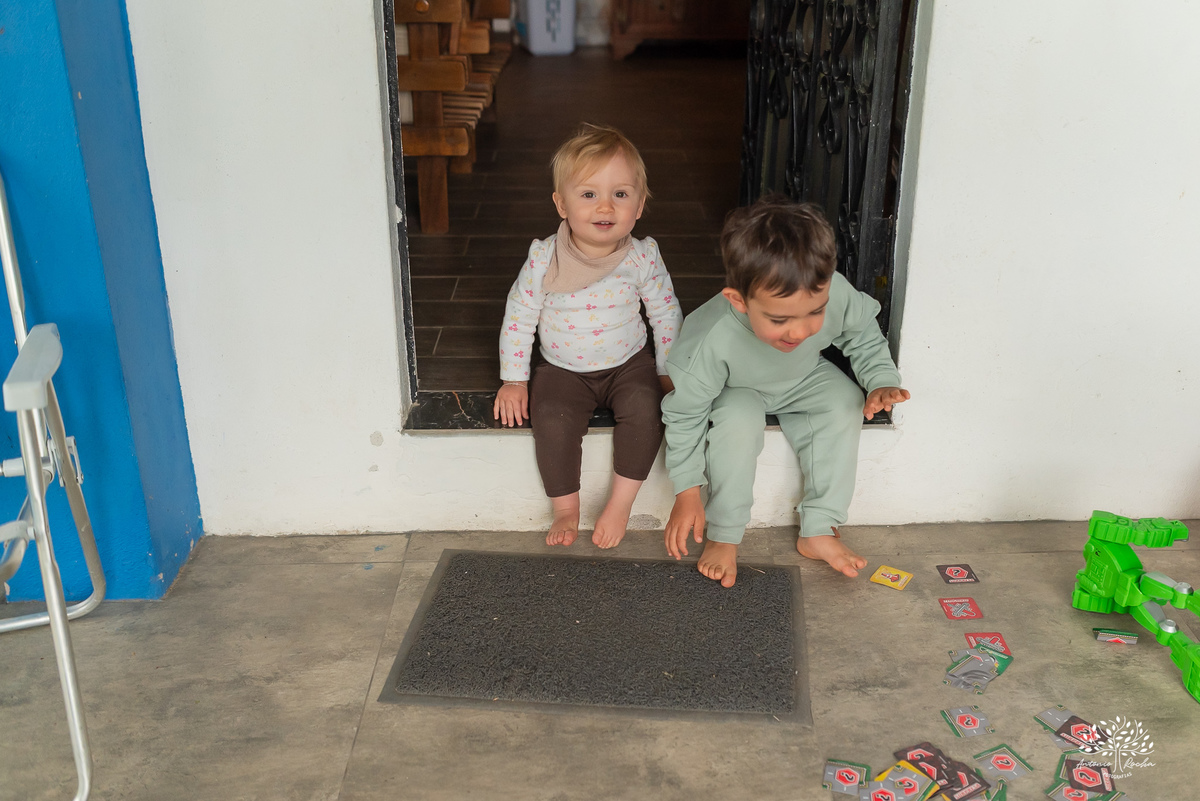 fotografia infantil - primeiro aninho - aniversario intimista - familia - conexao - natureza - pes descalcos - infancia - fotografia documental - aniversario ao ar livre - fogueira em familia - fotografia de familia - celebração simples - cabana - balanço