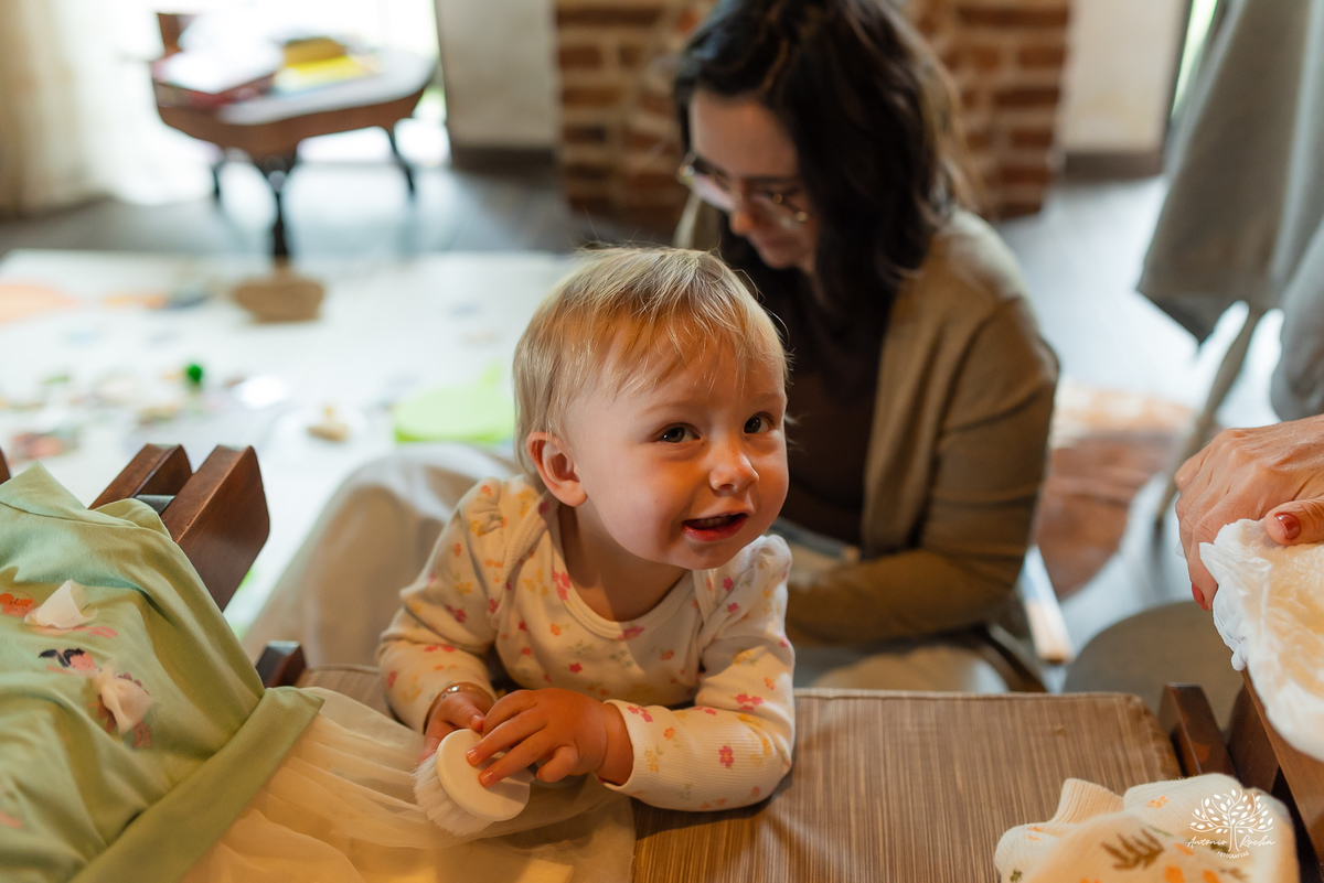 fotografia infantil - primeiro aninho - aniversario intimista - familia - conexao - natureza - pes descalcos - infancia - fotografia documental - aniversario ao ar livre - fogueira em familia - fotografia de familia - celebração simples - cabana - balanço