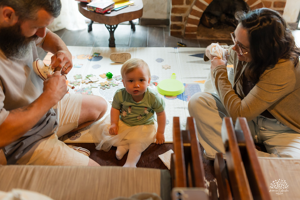 fotografia infantil - primeiro aninho - aniversario intimista - familia - conexao - natureza - pes descalcos - infancia - fotografia documental - aniversario ao ar livre - fogueira em familia - fotografia de familia - celebração simples - cabana - balanço