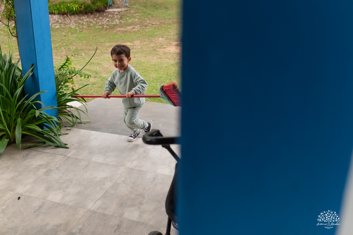 fotografia infantil - primeiro aninho - aniversario intimista - familia - conexao - natureza - pes descalcos - infancia - fotografia documental - aniversario ao ar livre - fogueira em familia - fotografia de familia - celebração simples - cabana - balanço