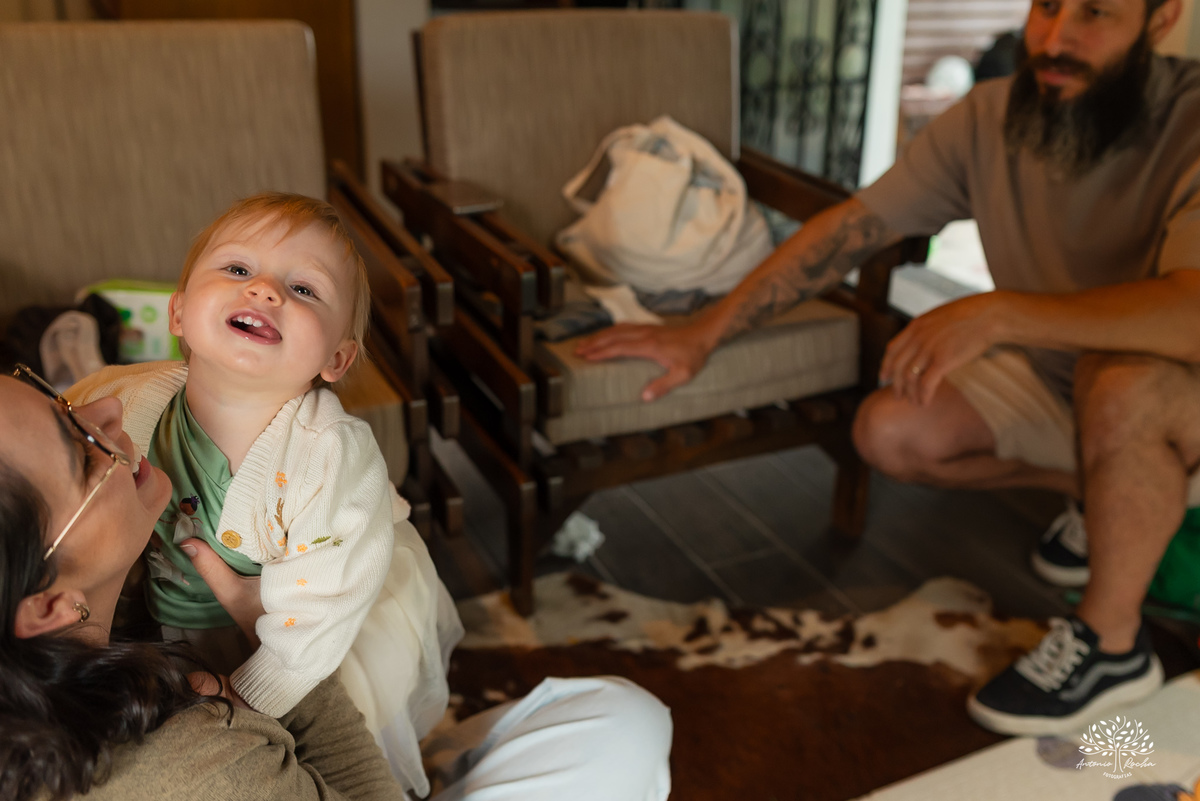 fotografia infantil - primeiro aninho - aniversario intimista - familia - conexao - natureza - pes descalcos - infancia - fotografia documental - aniversario ao ar livre - fogueira em familia - fotografia de familia - celebração simples - cabana - balanço