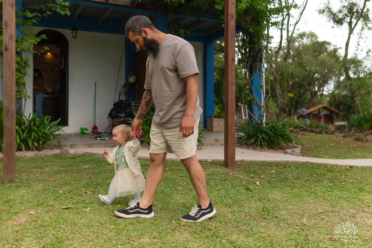 fotografia infantil - primeiro aninho - aniversario intimista - familia - conexao - natureza - pes descalcos - infancia - fotografia documental - aniversario ao ar livre - fogueira em familia - fotografia de familia - celebração simples - cabana - balanço