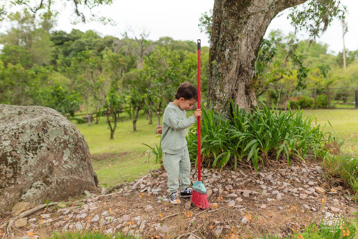 fotografia infantil - primeiro aninho - aniversario intimista - familia - conexao - natureza - pes descalcos - infancia - fotografia documental - aniversario ao ar livre - fogueira em familia - fotografia de familia - celebração simples - cabana - balanço