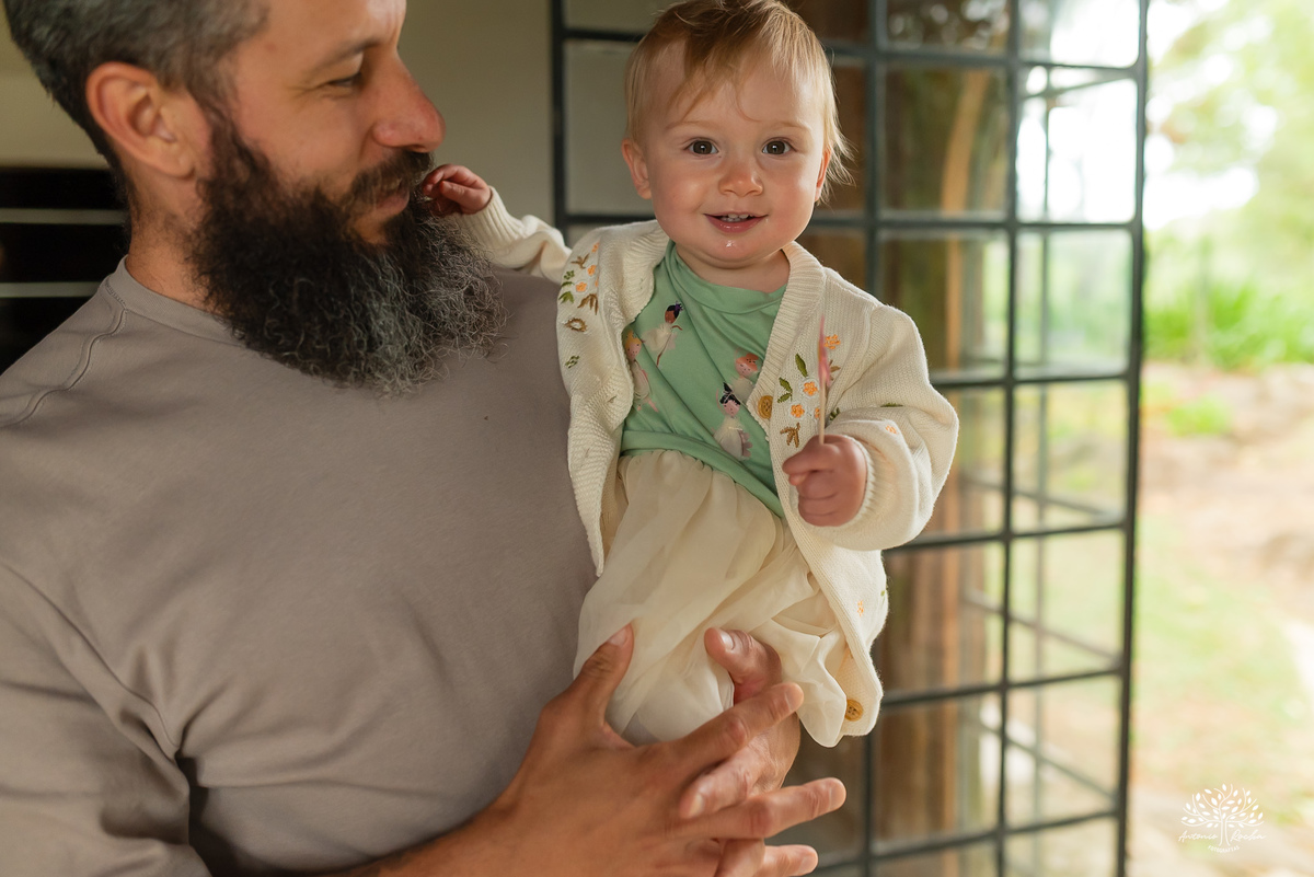 fotografia infantil - primeiro aninho - aniversario intimista - familia - conexao - natureza - pes descalcos - infancia - fotografia documental - aniversario ao ar livre - fogueira em familia - fotografia de familia - celebração simples - cabana - balanço