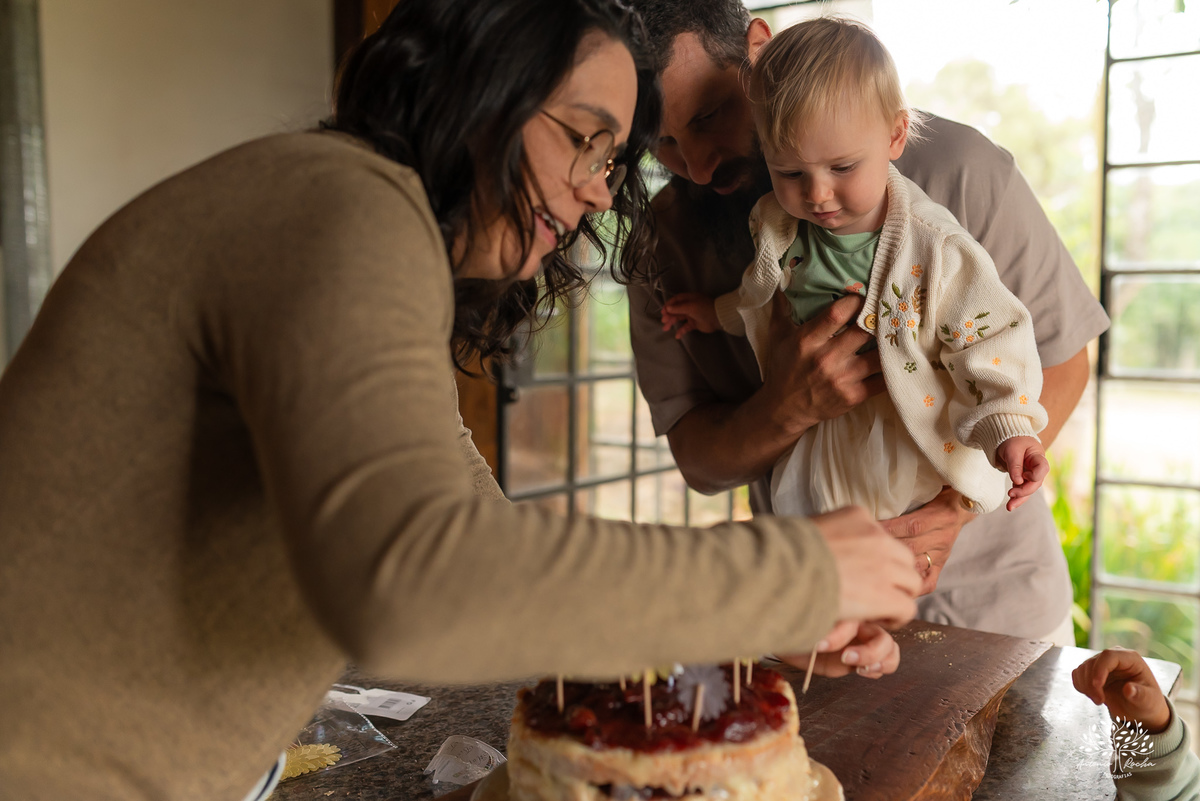fotografia infantil - primeiro aninho - aniversario intimista - familia - conexao - natureza - pes descalcos - infancia - fotografia documental - aniversario ao ar livre - fogueira em familia - fotografia de familia - celebração simples - cabana - balanço