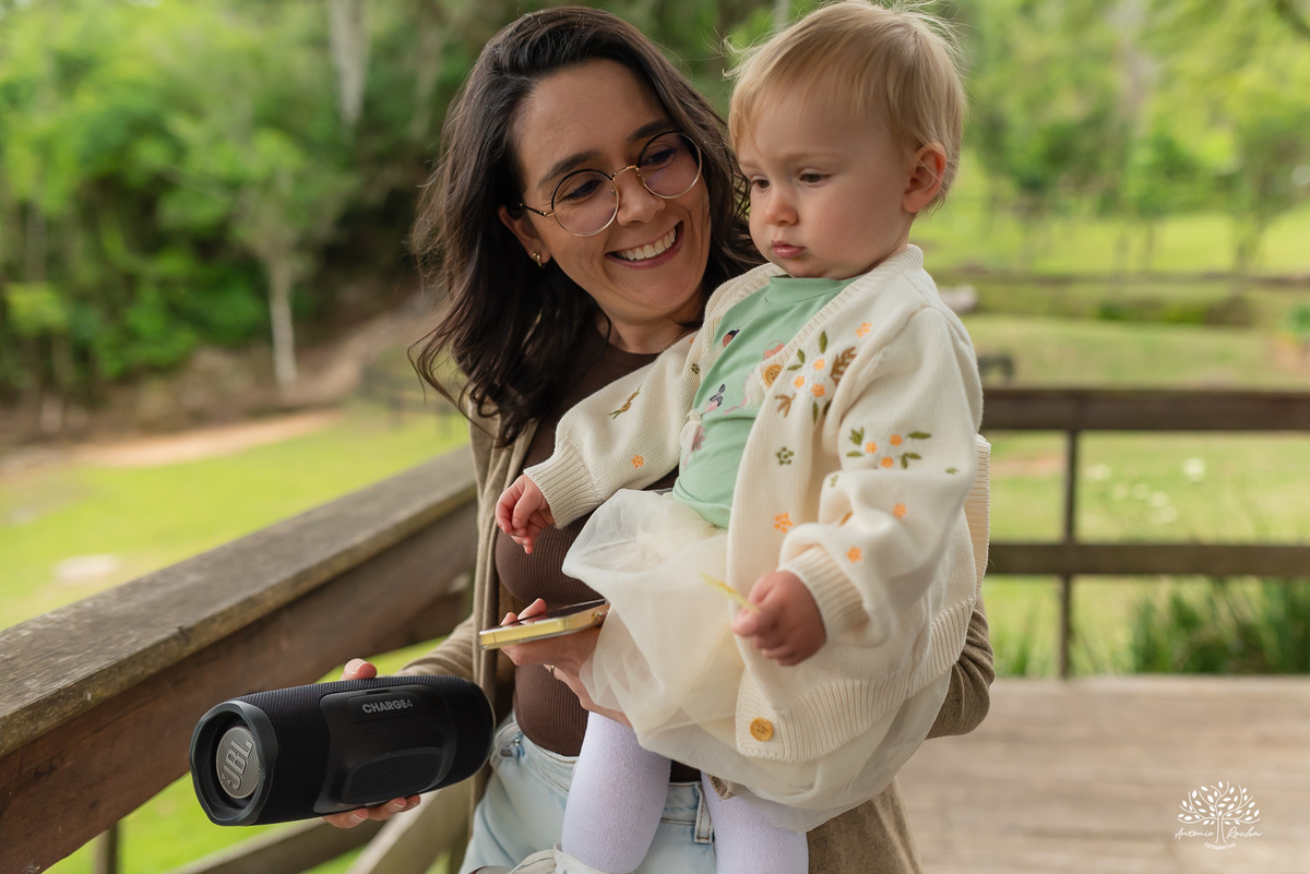 fotografia infantil - primeiro aninho - aniversario intimista - familia - conexao - natureza - pes descalcos - infancia - fotografia documental - aniversario ao ar livre - fogueira em familia - fotografia de familia - celebração simples - cabana - balanço