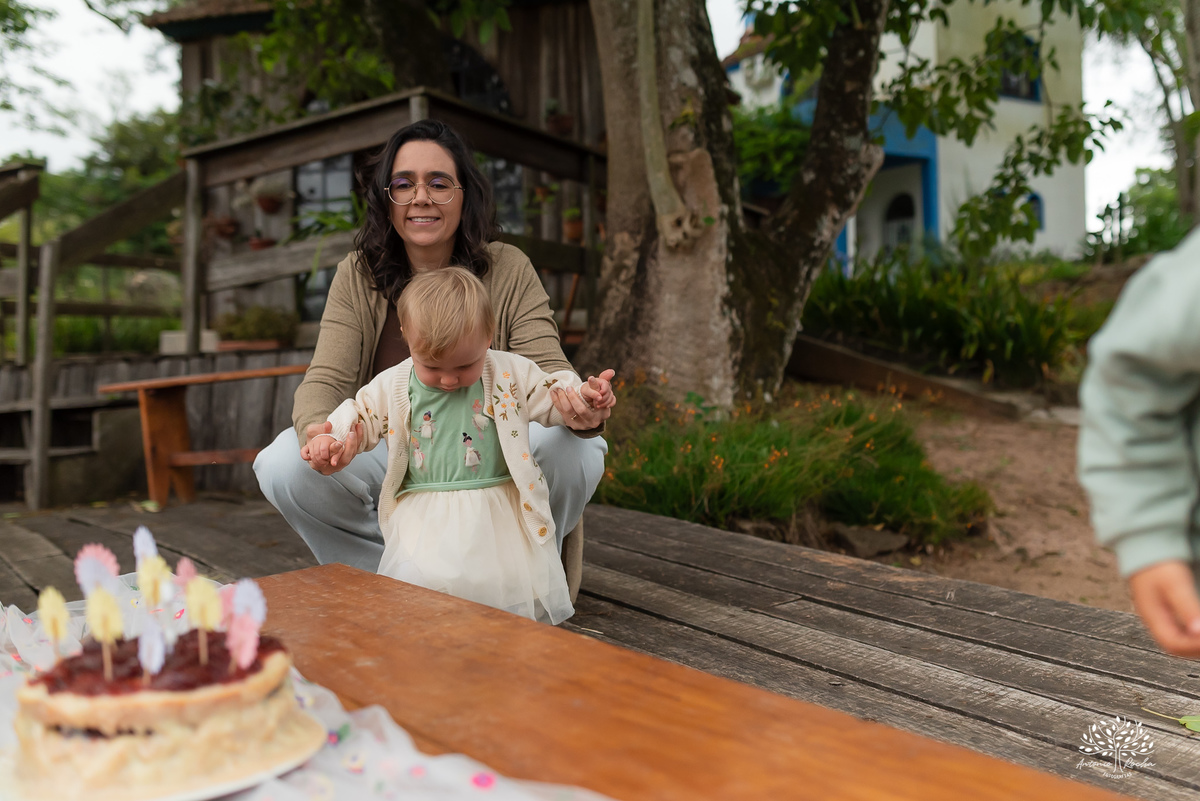 fotografia infantil - primeiro aninho - aniversario intimista - familia - conexao - natureza - pes descalcos - infancia - fotografia documental - aniversario ao ar livre - fogueira em familia - fotografia de familia - celebração simples - cabana - balanço
