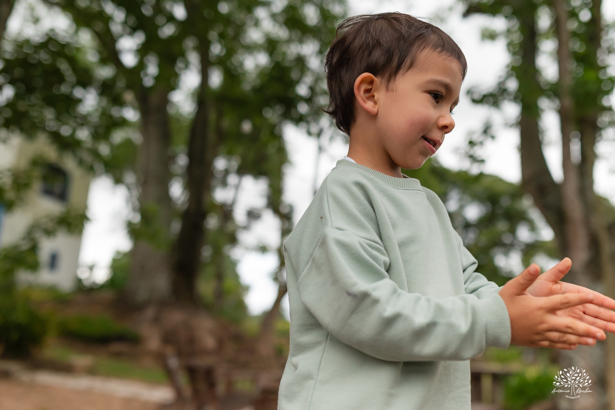 fotografia infantil - primeiro aninho - aniversario intimista - familia - conexao - natureza - pes descalcos - infancia - fotografia documental - aniversario ao ar livre - fogueira em familia - fotografia de familia - celebração simples - cabana - balanço