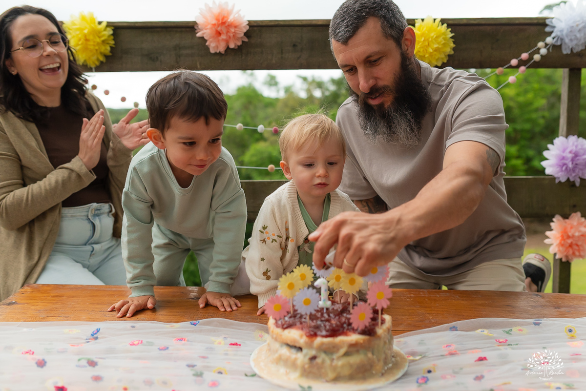 fotografia infantil - primeiro aninho - aniversario intimista - familia - conexao - natureza - pes descalcos - infancia - fotografia documental - aniversario ao ar livre - fogueira em familia - fotografia de familia - celebração simples - cabana - balanço