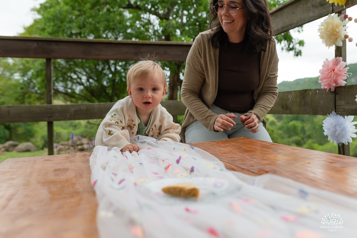 fotografia infantil - primeiro aninho - aniversario intimista - familia - conexao - natureza - pes descalcos - infancia - fotografia documental - aniversario ao ar livre - fogueira em familia - fotografia de familia - celebração simples - cabana - balanço