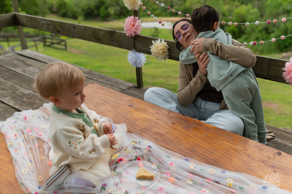 fotografia infantil - primeiro aninho - aniversario intimista - familia - conexao - natureza - pes descalcos - infancia - fotografia documental - aniversario ao ar livre - fogueira em familia - fotografia de familia - celebração simples - cabana - balanço