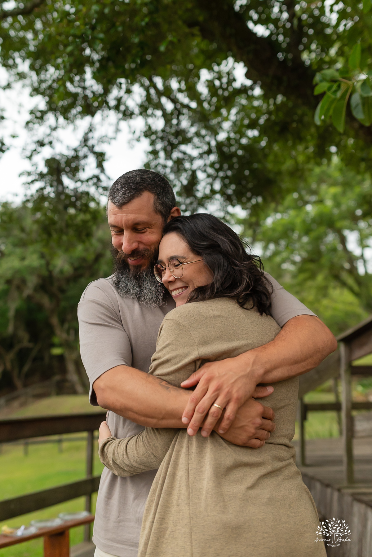fotografia infantil - primeiro aninho - aniversario intimista - familia - conexao - natureza - pes descalcos - infancia - fotografia documental - aniversario ao ar livre - fogueira em familia - fotografia de familia - celebração simples - cabana - balanço