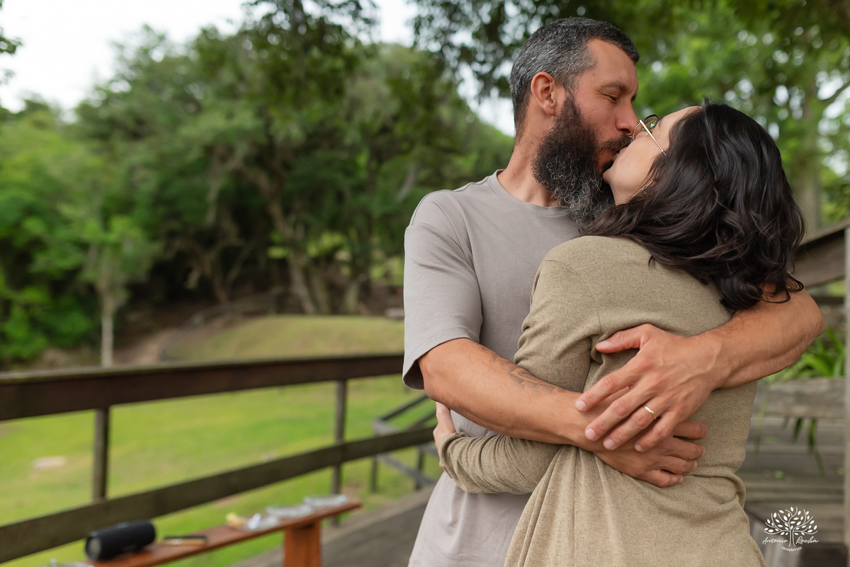 fotografia infantil - primeiro aninho - aniversario intimista - familia - conexao - natureza - pes descalcos - infancia - fotografia documental - aniversario ao ar livre - fogueira em familia - fotografia de familia - celebração simples - cabana - balanço