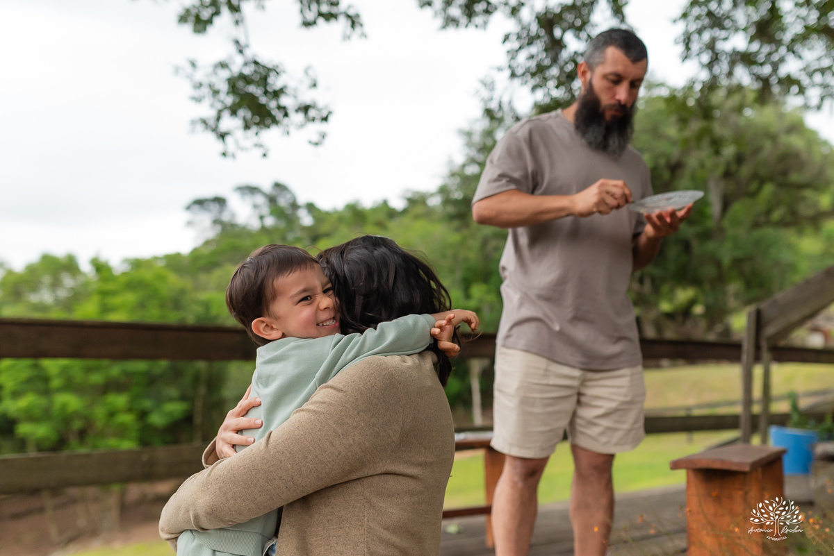 fotografia infantil - primeiro aninho - aniversario intimista - familia - conexao - natureza - pes descalcos - infancia - fotografia documental - aniversario ao ar livre - fogueira em familia - fotografia de familia - celebração simples - cabana - balanço