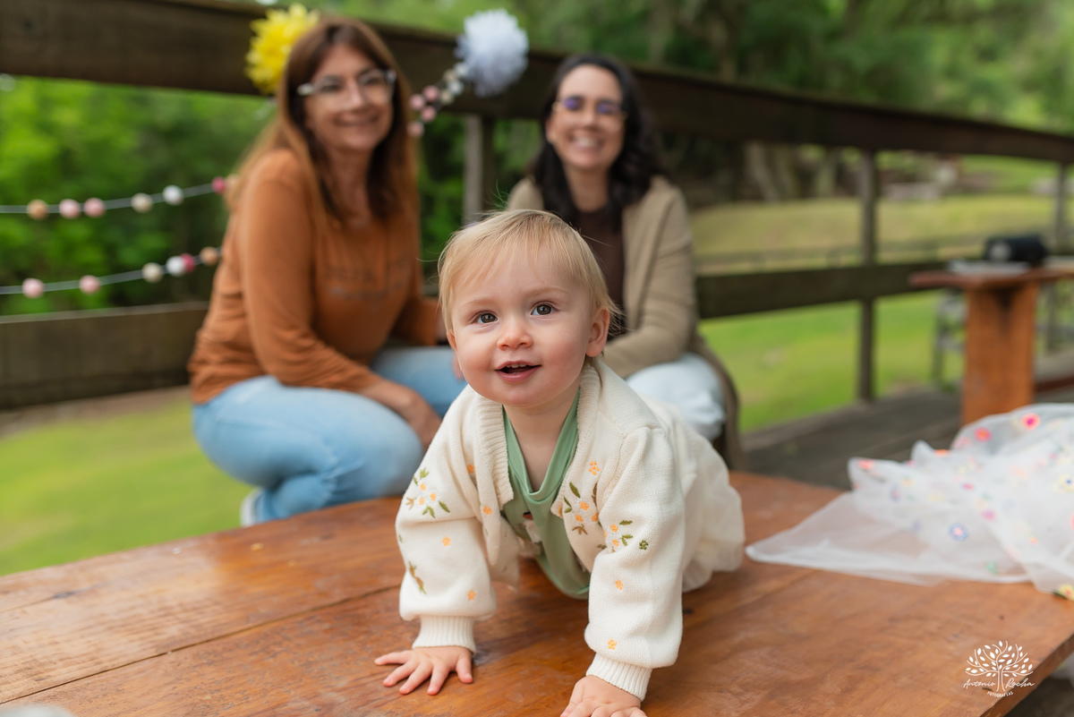 fotografia infantil - primeiro aninho - aniversario intimista - familia - conexao - natureza - pes descalcos - infancia - fotografia documental - aniversario ao ar livre - fogueira em familia - fotografia de familia - celebração simples - cabana - balanço