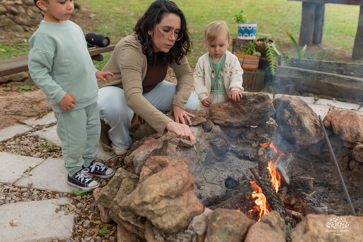 fotografia infantil - primeiro aninho - aniversario intimista - familia - conexao - natureza - pes descalcos - infancia - fotografia documental - aniversario ao ar livre - fogueira em familia - fotografia de familia - celebração simples - cabana - balanço