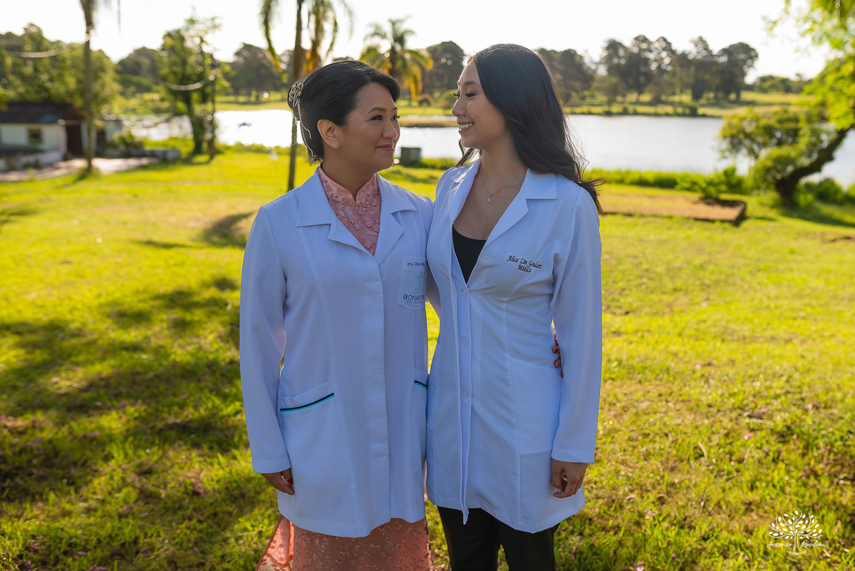 formatura em medicina-ensaio pré-formatura-prova de toga-fotografia de formatura-fotógrafo em Pelotas-fotografia emocional-memórias afetivas-conquista acadêmica-médica formada-sessão fotográfica-fotografia profissional - Guadalajara - Clube Campestre