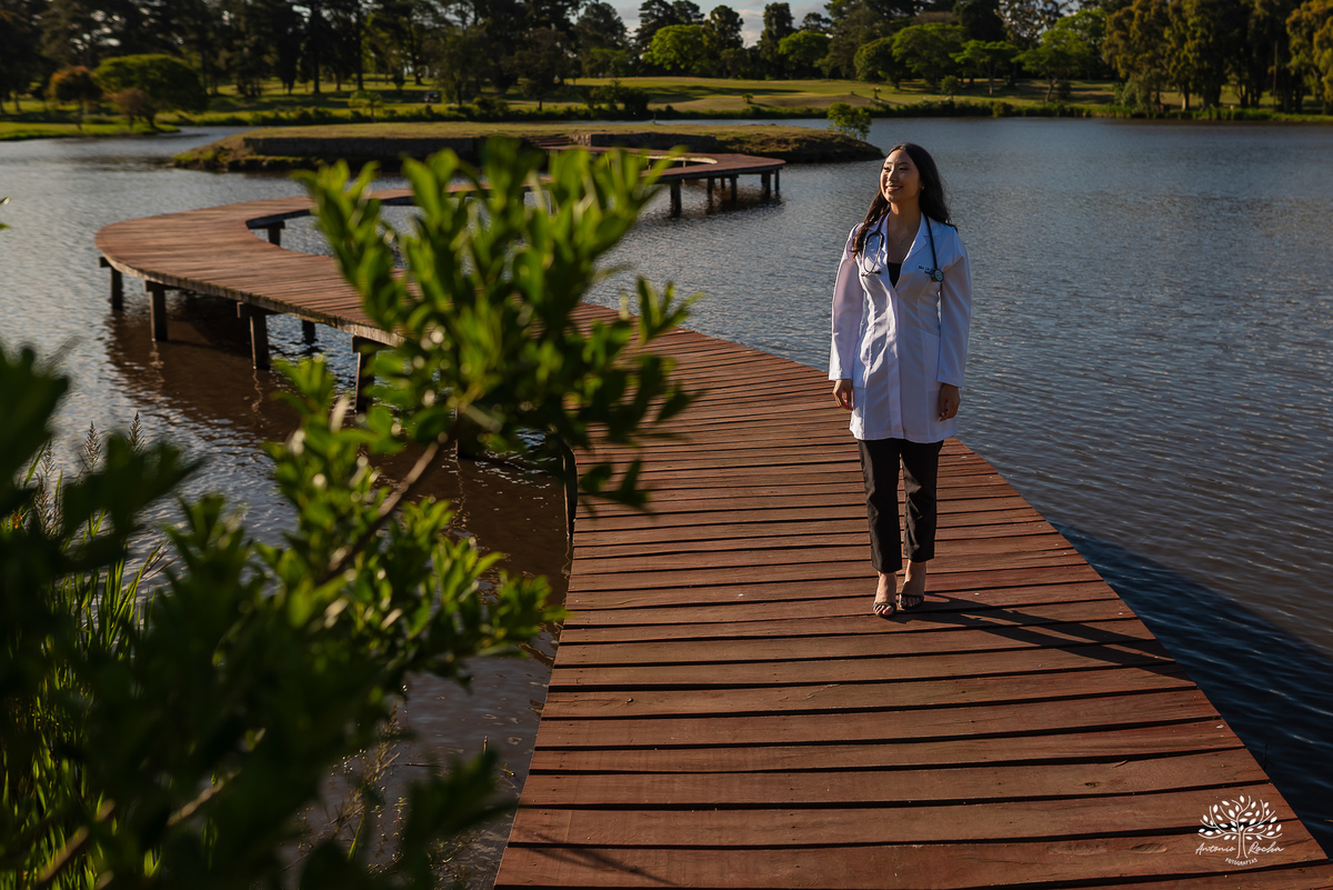 formatura em medicina-ensaio pré-formatura-prova de toga-fotografia de formatura-fotógrafo em Pelotas-fotografia emocional-memórias afetivas-conquista acadêmica-médica formada-sessão fotográfica-fotografia profissional - Guadalajara - Clube Campestre