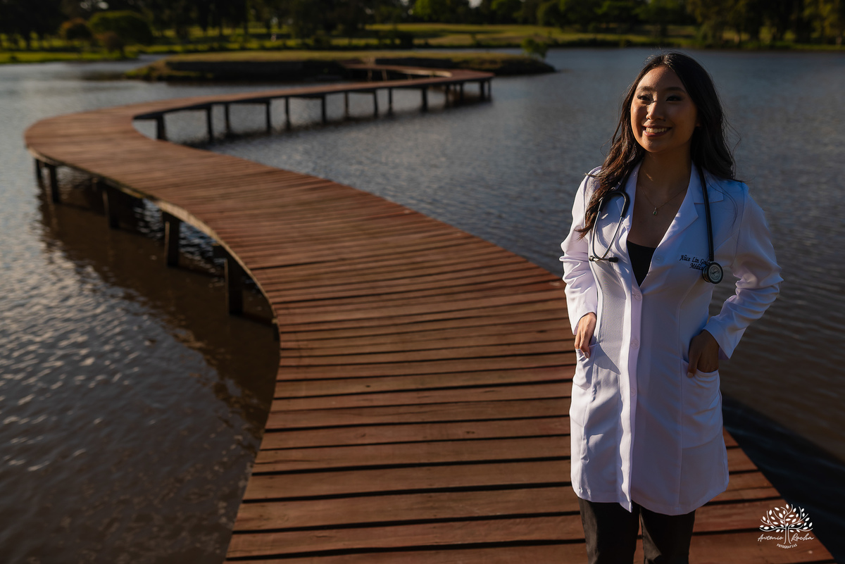 formatura em medicina-ensaio pré-formatura-prova de toga-fotografia de formatura-fotógrafo em Pelotas-fotografia emocional-memórias afetivas-conquista acadêmica-médica formada-sessão fotográfica-fotografia profissional - Guadalajara - Clube Campestre