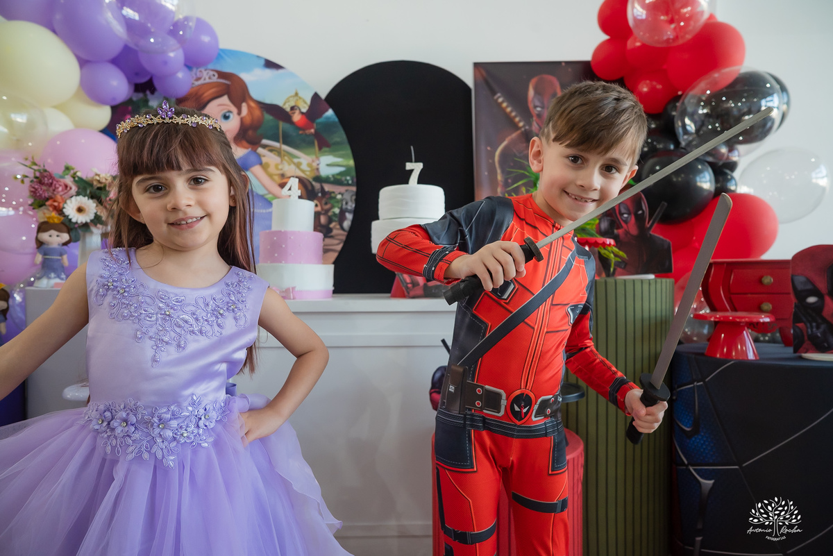 fotografia infantil - aniversário em dobro - festa de irmãos - fotógrafo infantil - registro de memórias - fotografia de família - festa temática - Deadpool e princesa - infância feliz - Antonio Rocha Fotografias – Pelotas – Loly Pop - Meu herói - labamba
