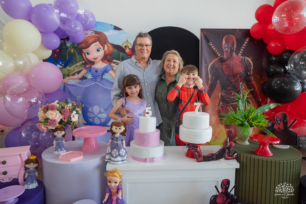 fotografia infantil - aniversário em dobro - festa de irmãos - fotógrafo infantil - registro de memórias - fotografia de família - festa temática - Deadpool e princesa - infância feliz - Antonio Rocha Fotografias – Pelotas – Loly Pop - Meu herói - labamba