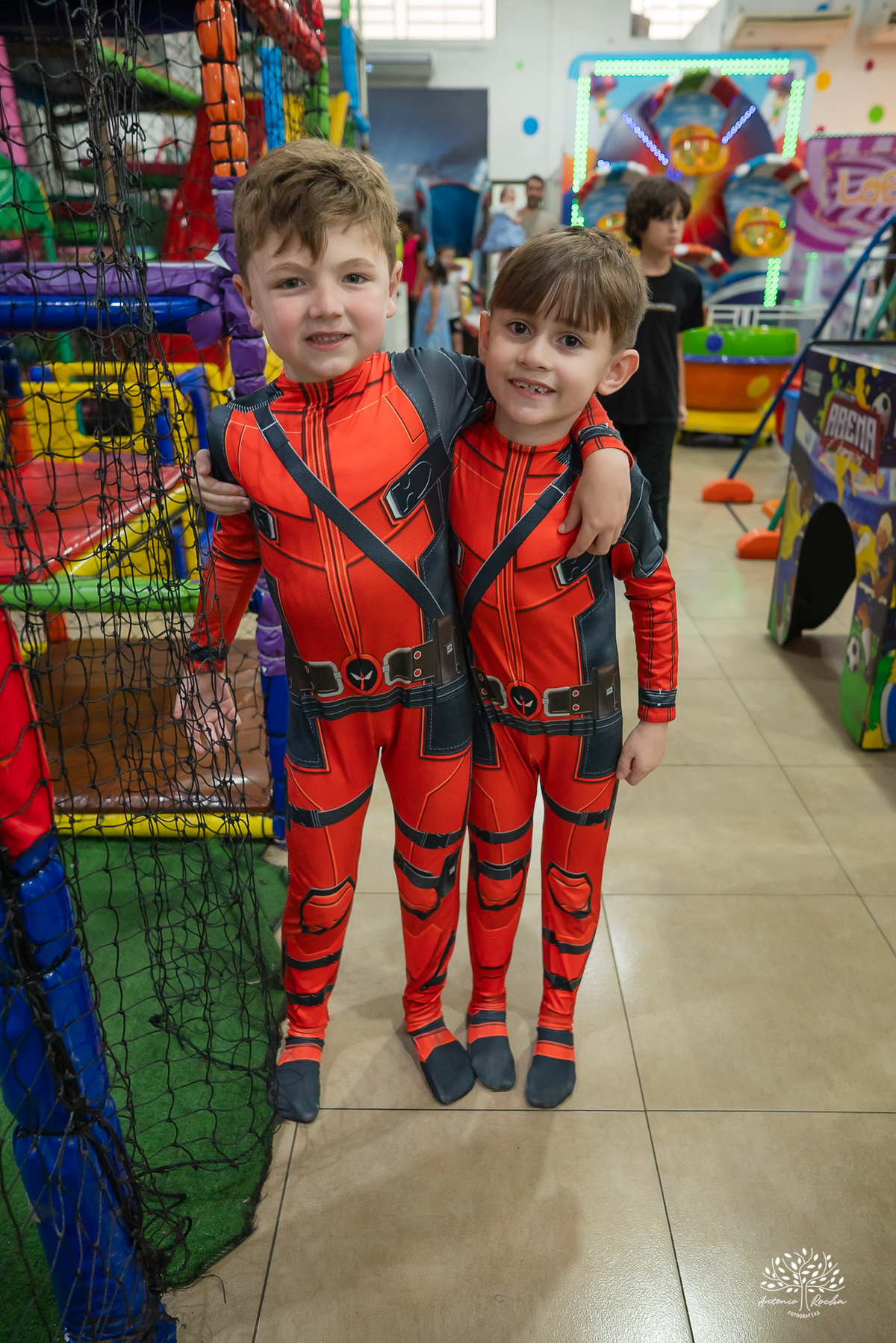 fotografia infantil - aniversário em dobro - festa de irmãos - fotógrafo infantil - registro de memórias - fotografia de família - festa temática - Deadpool e princesa - infância feliz - Antonio Rocha Fotografias – Pelotas – Loly Pop - Meu herói - labamba
