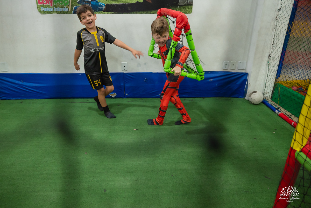 fotografia infantil - aniversário em dobro - festa de irmãos - fotógrafo infantil - registro de memórias - fotografia de família - festa temática - Deadpool e princesa - infância feliz - Antonio Rocha Fotografias – Pelotas – Loly Pop - Meu herói - labamba