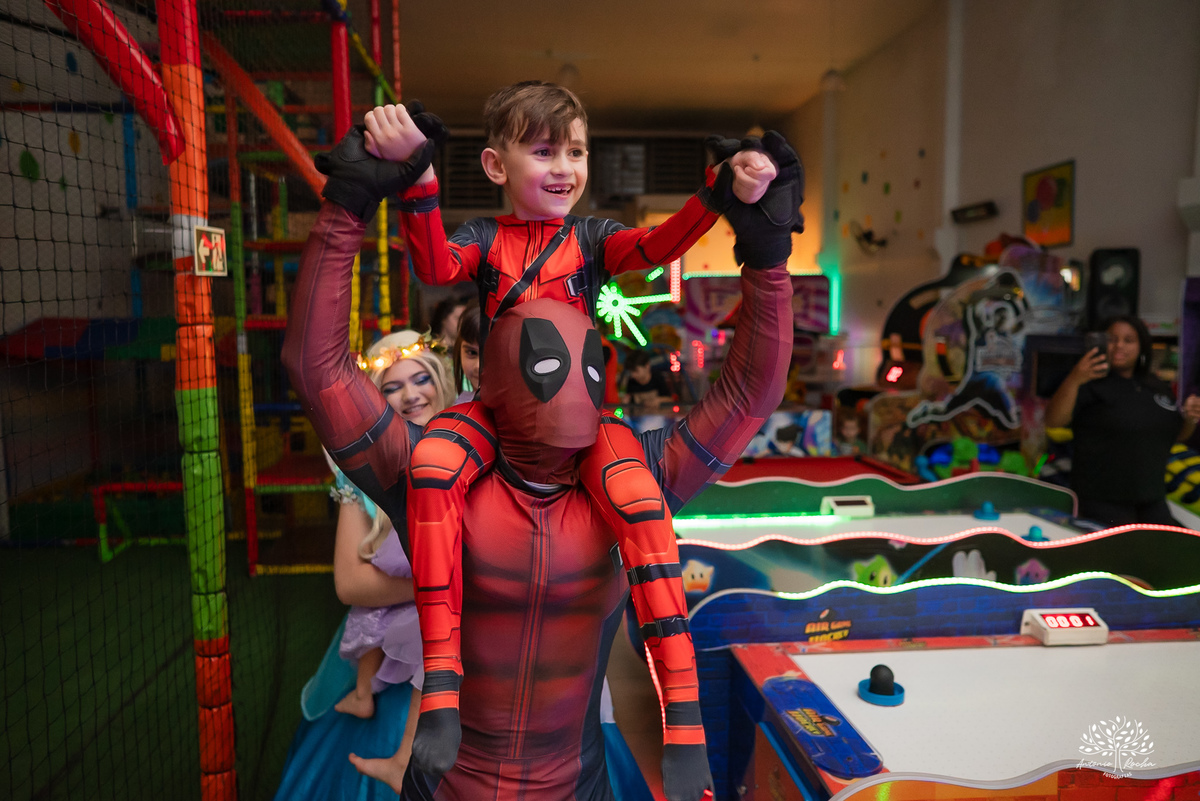 fotografia infantil - aniversário em dobro - festa de irmãos - fotógrafo infantil - registro de memórias - fotografia de família - festa temática - Deadpool e princesa - infância feliz - Antonio Rocha Fotografias – Pelotas – Loly Pop - Meu herói - labamba