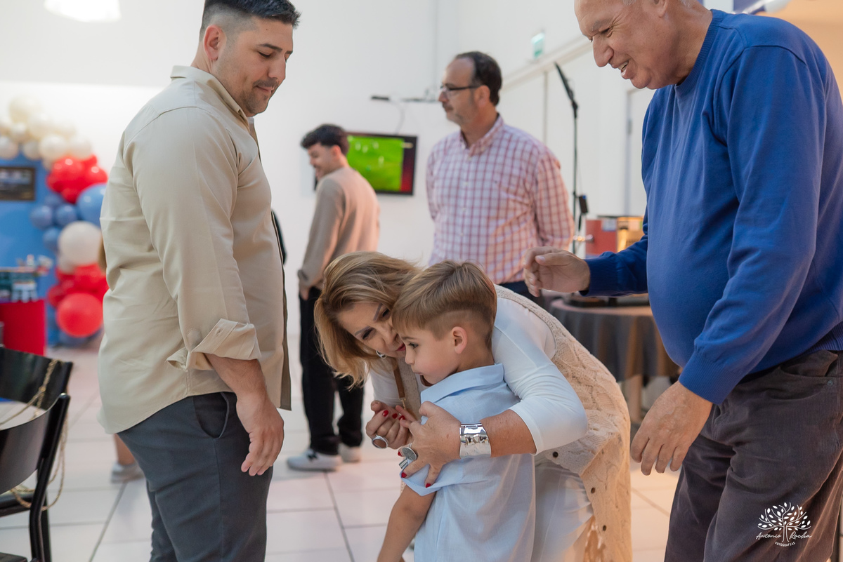 fotografia-infantil - festa-infantil - fotógrafo - aniversário-6-anos - Matteo - família - carinho - memória - registro-afetivo - infância - alegria - emoção - Roxito - chuva-de-neve - Pelotas - Antonio-Rocha-Fotografias - storytelling-visual - Cliff kids