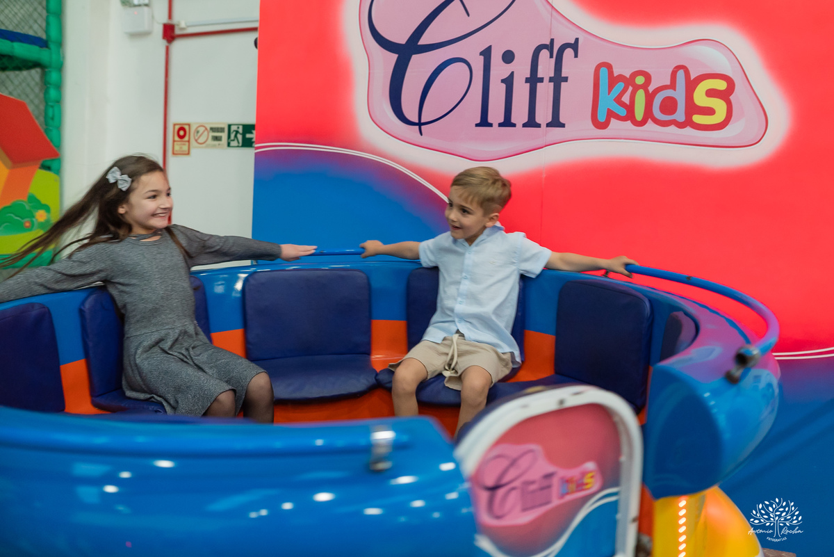 fotografia-infantil - festa-infantil - fotógrafo - aniversário-6-anos - Matteo - família - carinho - memória - registro-afetivo - infância - alegria - emoção - Roxito - chuva-de-neve - Pelotas - Antonio-Rocha-Fotografias - storytelling-visual - Cliff kids