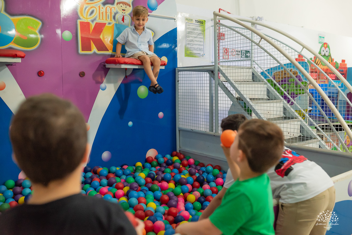 fotografia-infantil - festa-infantil - fotógrafo - aniversário-6-anos - Matteo - família - carinho - memória - registro-afetivo - infância - alegria - emoção - Roxito - chuva-de-neve - Pelotas - Antonio-Rocha-Fotografias - storytelling-visual - Cliff kids