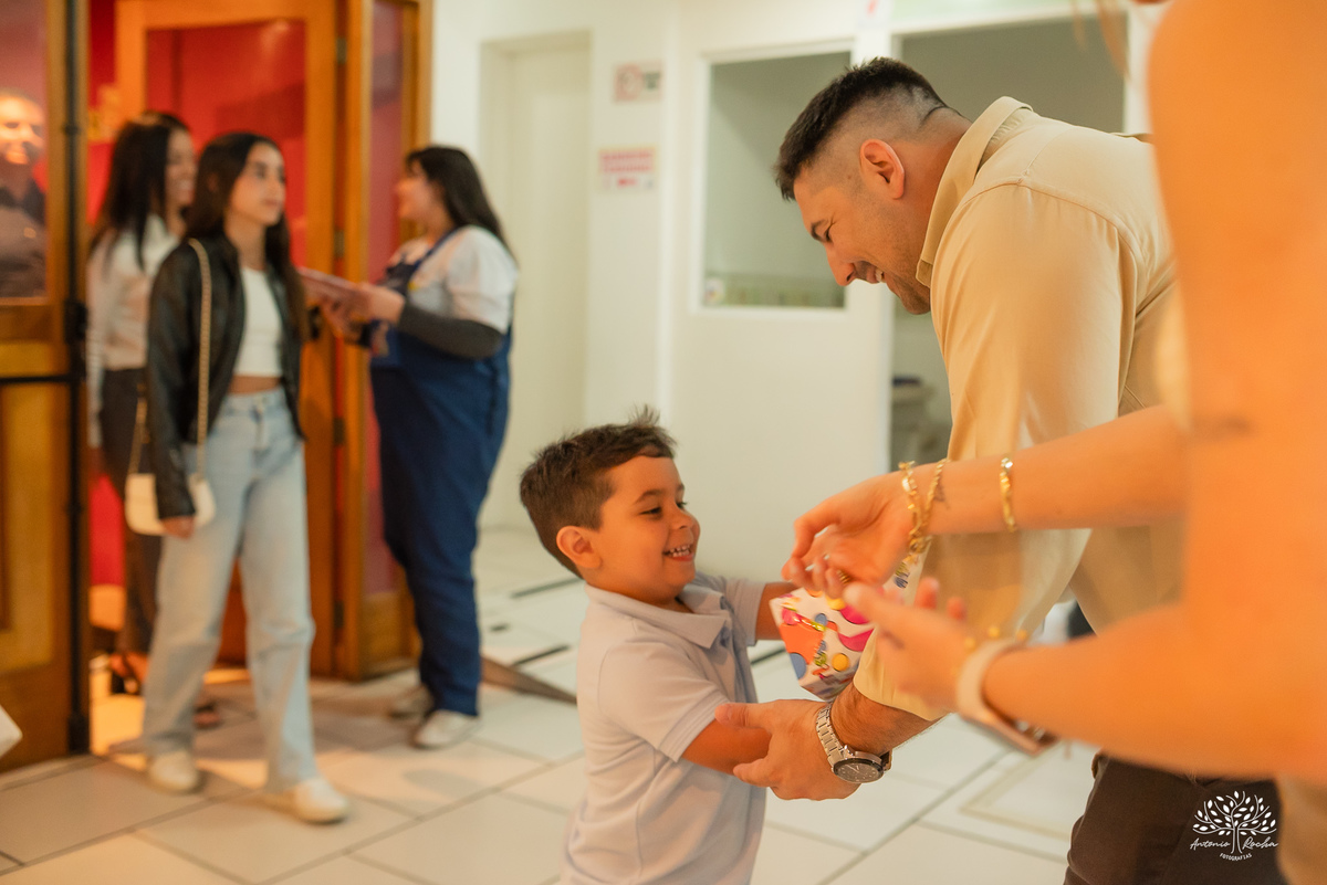 fotografia-infantil - festa-infantil - fotógrafo - aniversário-6-anos - Matteo - família - carinho - memória - registro-afetivo - infância - alegria - emoção - Roxito - chuva-de-neve - Pelotas - Antonio-Rocha-Fotografias - storytelling-visual - Cliff kids