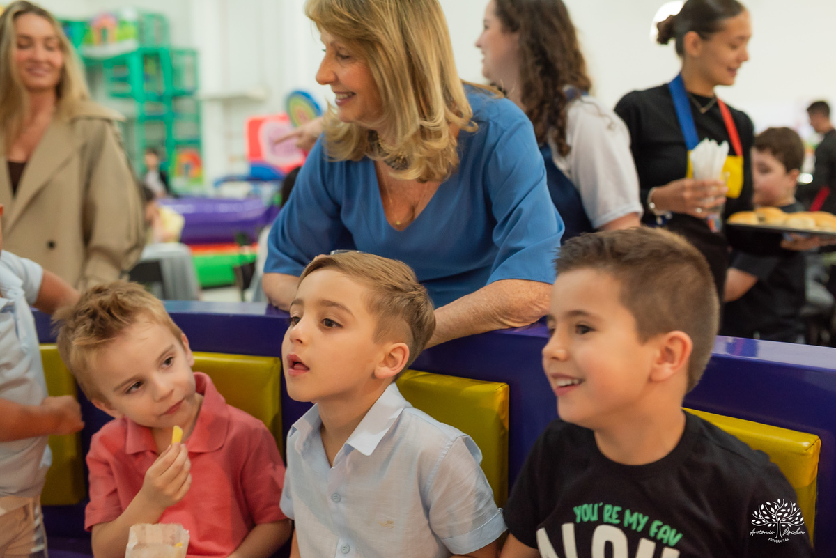 fotografia-infantil - festa-infantil - fotógrafo - aniversário-6-anos - Matteo - família - carinho - memória - registro-afetivo - infância - alegria - emoção - Roxito - chuva-de-neve - Pelotas - Antonio-Rocha-Fotografias - storytelling-visual - Cliff kids